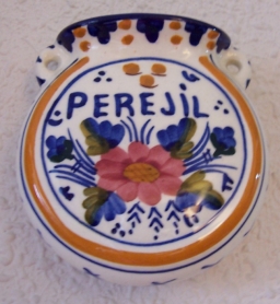 Objeto de cerámica tipo Talavera para el perejil. Cerámica popular.